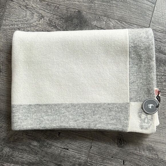Skull cashmere baby blanket 100% pure cashmere ivory gray new with tag - Picture 2 of 9